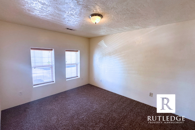 Building Photo - 3 Bedroom House in Central Point!