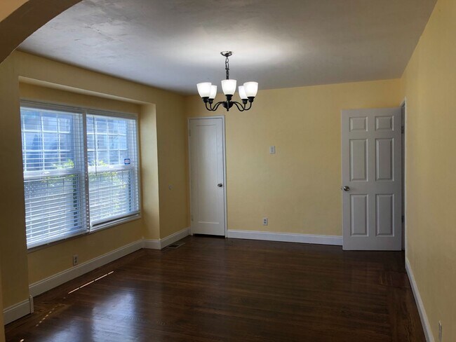 Building Photo - Lovely 3 Bed, 1 Bath, Home in Berkeley, with Hardwood Floors