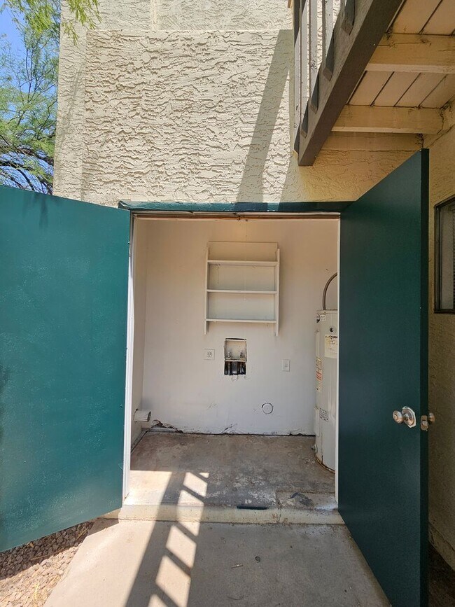 Building Photo - 1715 E Pepper Cir