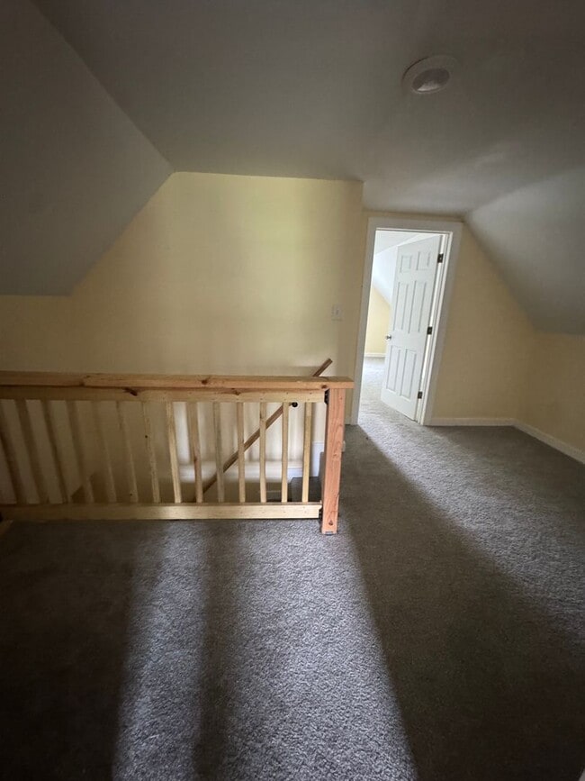 Building Photo - 4 bedroom newly renovated home, Near Downt...