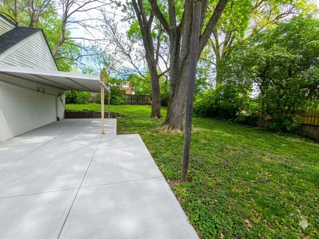 Building Photo - 5568 Raceview Ave