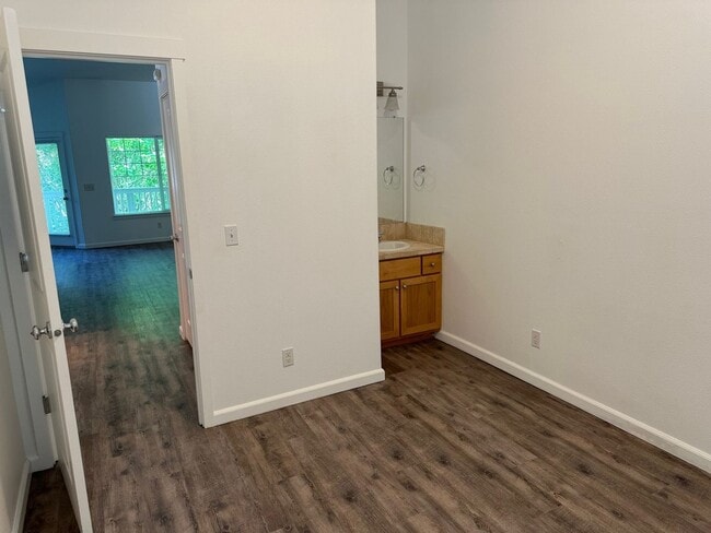 Building Photo - Grand Oaks 2 bedroom Condo