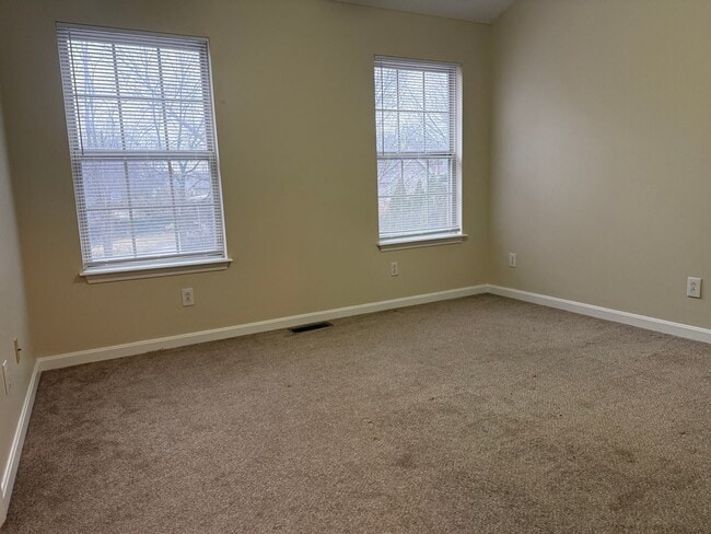 Building Photo - 2 bedroom 2.5 bath townhouse