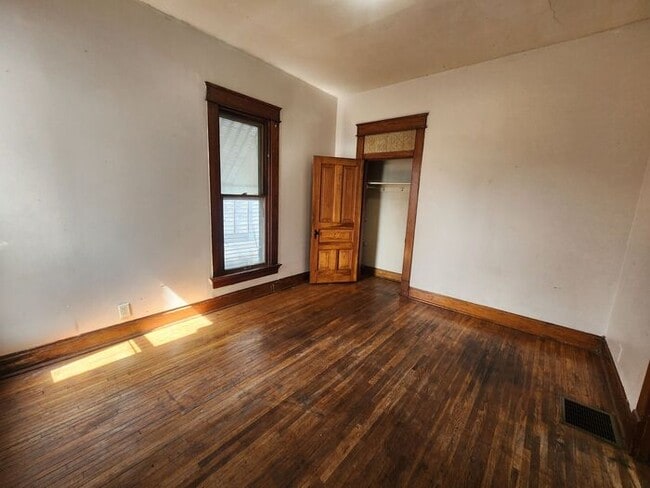 Building Photo - Spacious 2 Bedroom 1 Bath