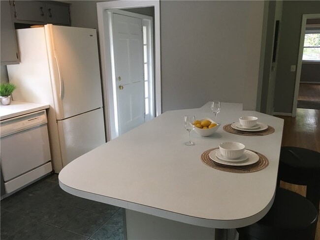 Building Photo - 4 Peachtree Ln