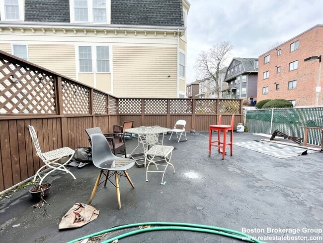 Building Photo - Perfect apartment for Social Students near NEU! Spacious, Yard, Parking & more!