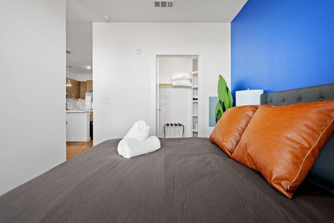 Building Photo - 2425 E Riverside Dr