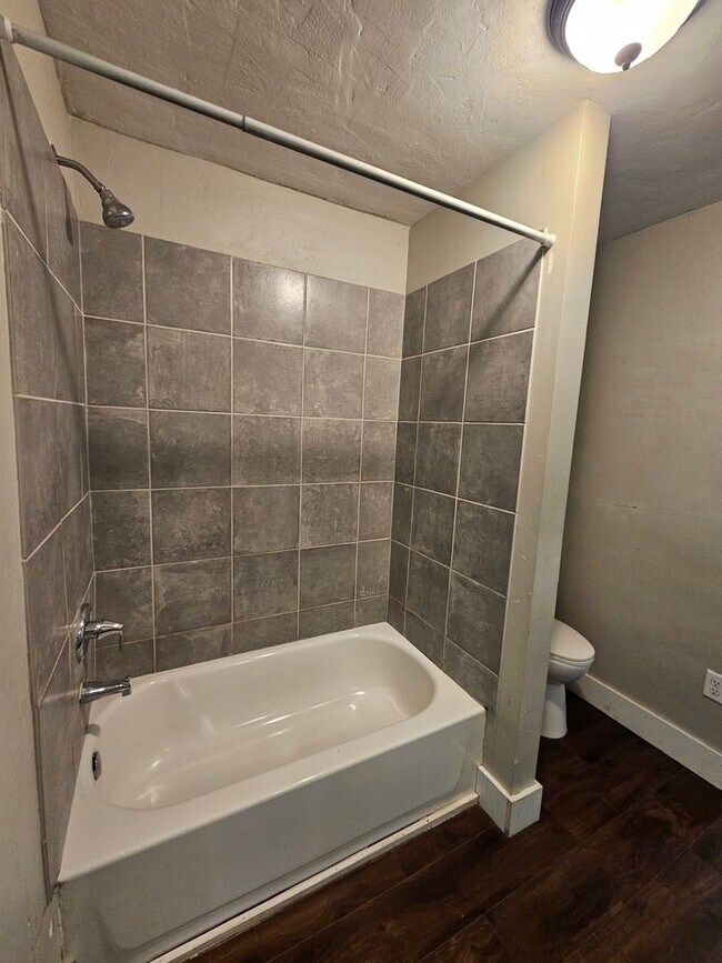 Building Photo - 2 bedroom | 1 Bathroom Home | Pets Welcome!