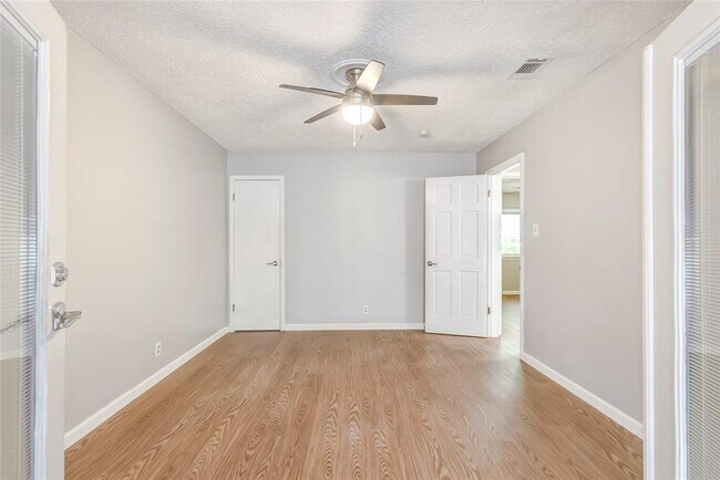 Building Photo - 1204 Woodfield Dr