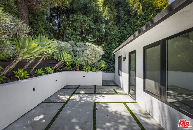 Building Photo - 2425 Rinconia Dr