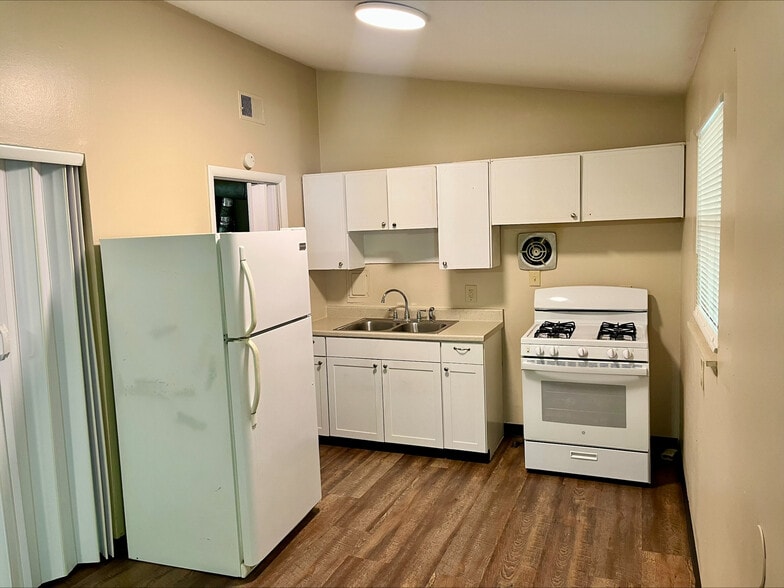 Building Photo - 467 Julien Ave