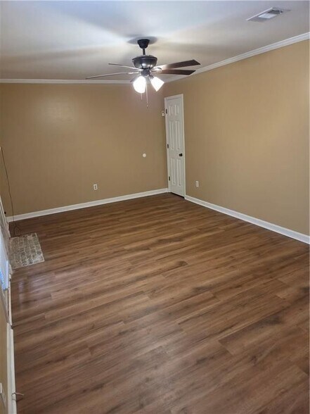 Building Photo - 5595 Wells Cir