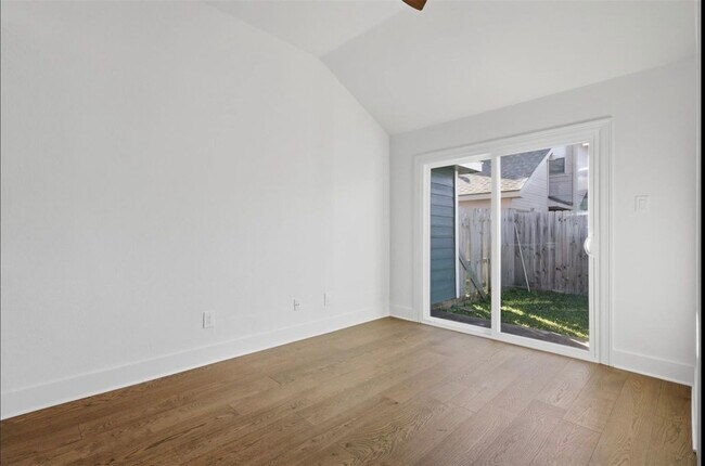 Building Photo - 6327 Southwood Ct N