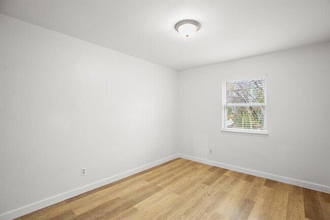 Building Photo - 1317 Mckie Cove