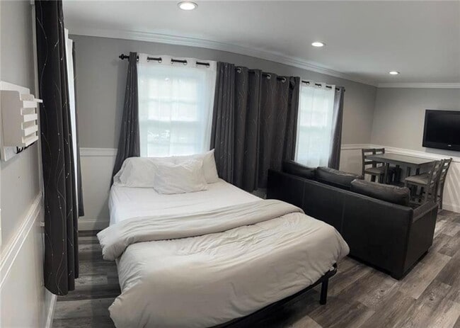 Building Photo - 110 Post Rd