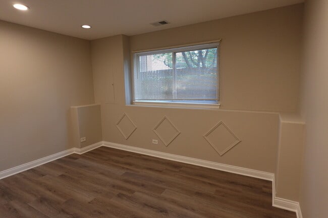 Building Photo - 1136 N Claremont Dr