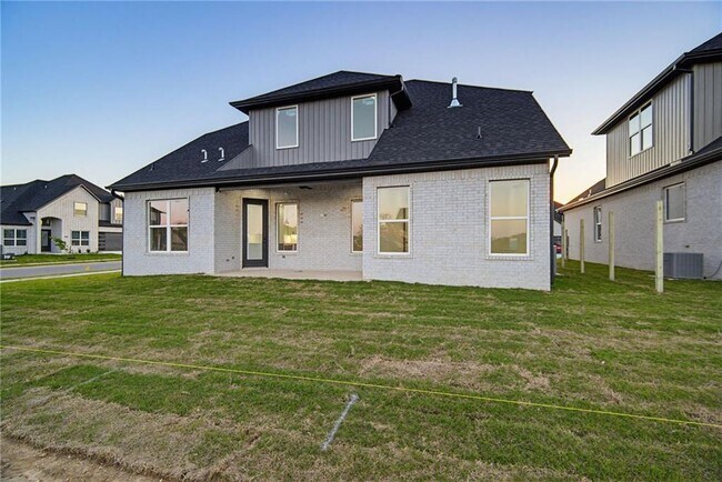 Building Photo - 431 Hedge Dr