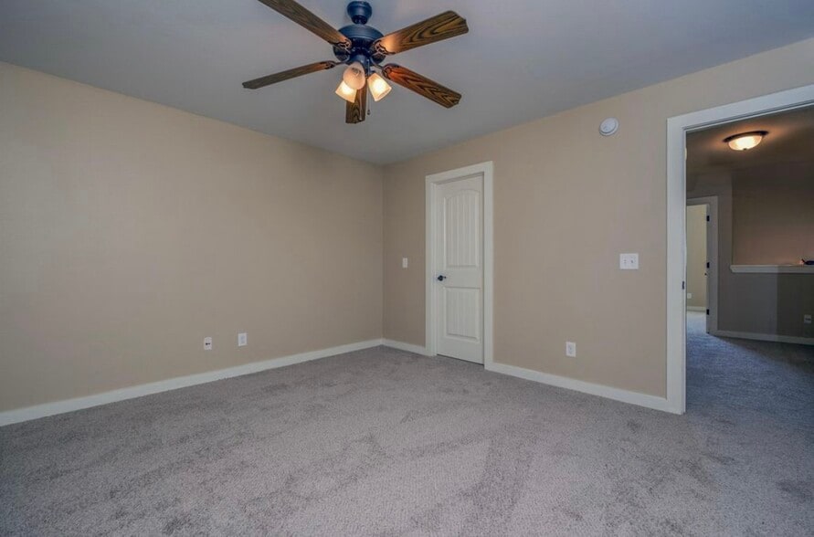 Building Photo - 102 Venezia Ln