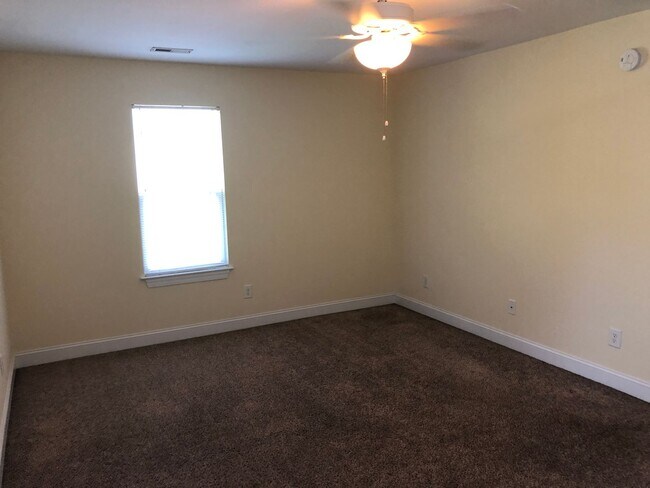 Building Photo - 3 Bed 2 Bath Single Family Home - Students Welcome!
