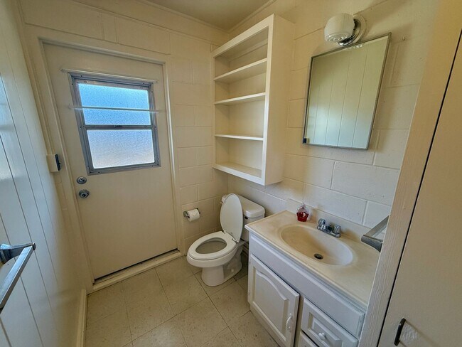 Building Photo - 717 Hauoli Street