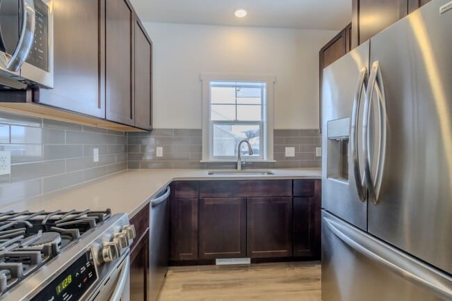 Building Photo - 1502 Simsbury St