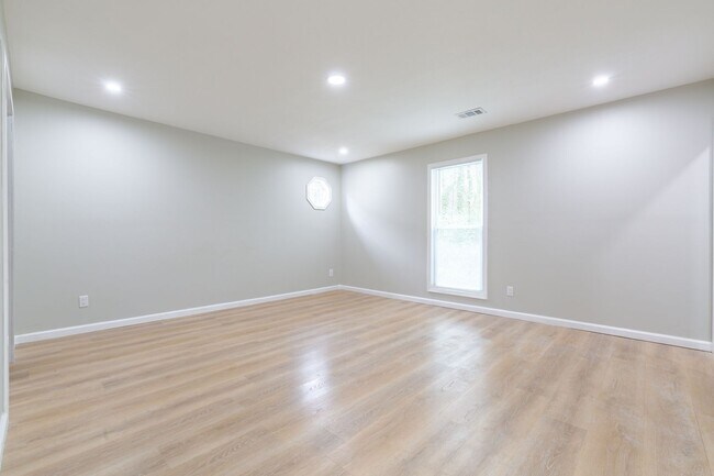 Building Photo - 1000 Rampart Pl