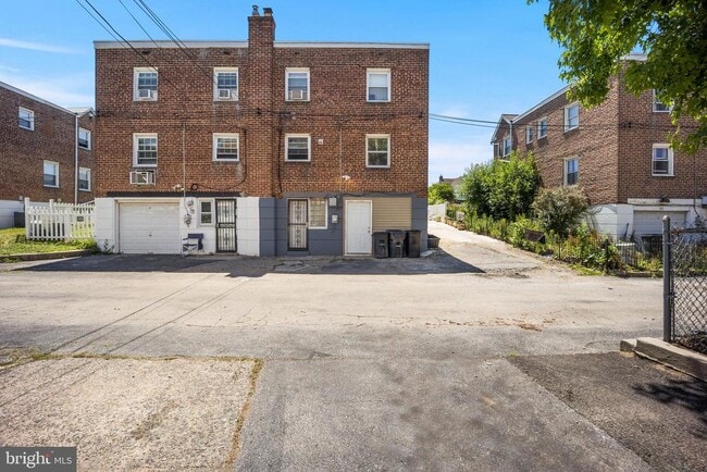 Building Photo - 816 Laurel Rd