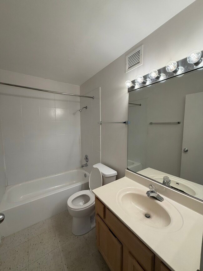 Building Photo - 200 N Dearborn St