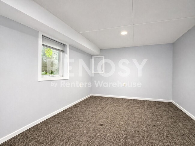 Building Photo - 4BD/2BA in Newport Available Now!