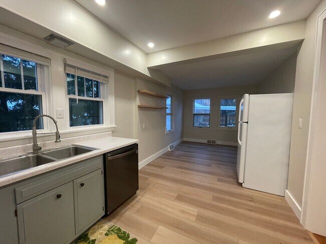 Building Photo - Three Bedroom Home in Kalamazoo