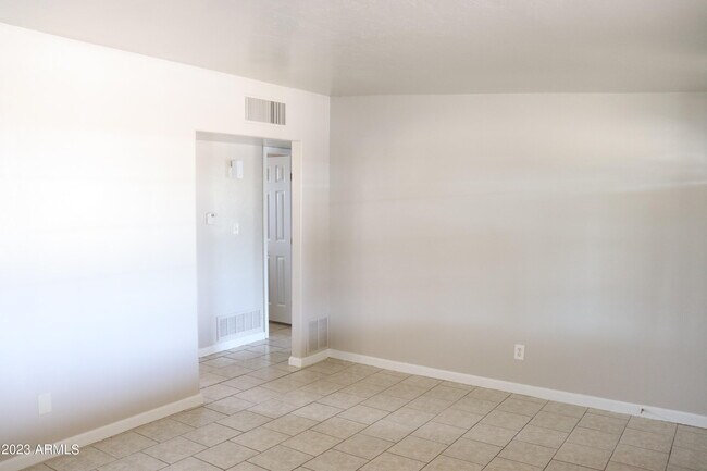 Building Photo - 1052 Chaparral Cir