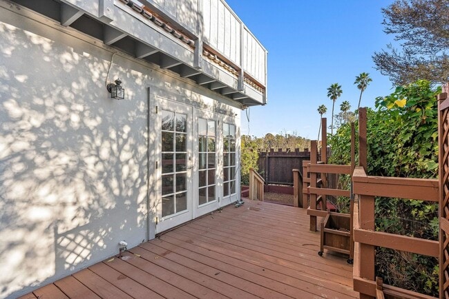 Building Photo - Cozy 2BR/2BA Duplex | Fireplace, Patio