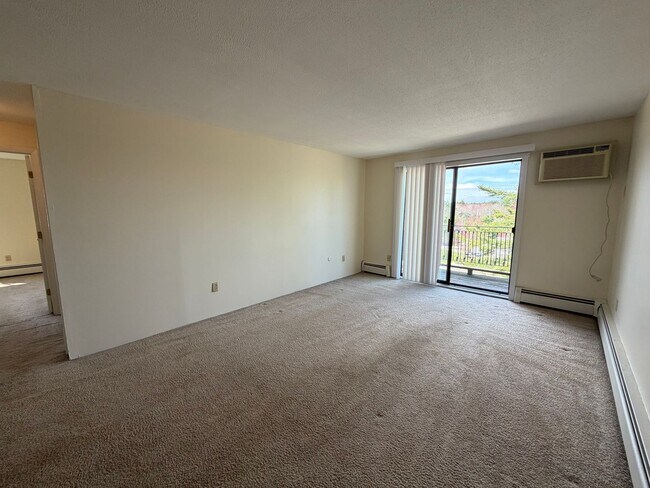Building Photo - Bright 2BR Condo with Balcony, Pool & Heat Included – Prime Commuter Location