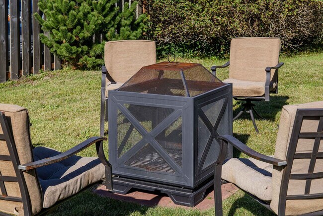 Building Photo - 640 S Columbia St