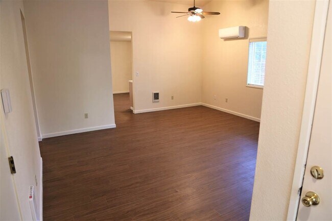 Building Photo - 3 Bed 2 Bath Home with Huge Fenced Yard/ Air Conditioning/ Solar Power