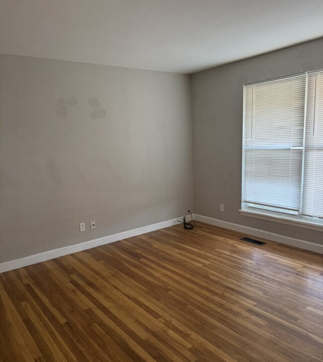 Building Photo - Welcome Home to Desirable Fenton!