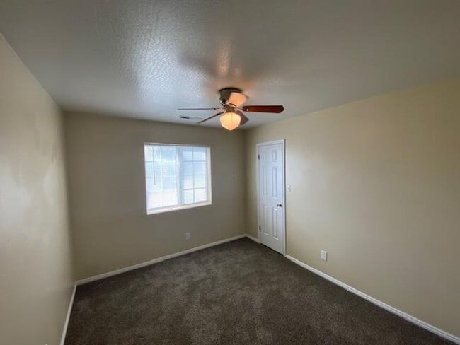 Building Photo - 3 bed, 2 bath Twin Home