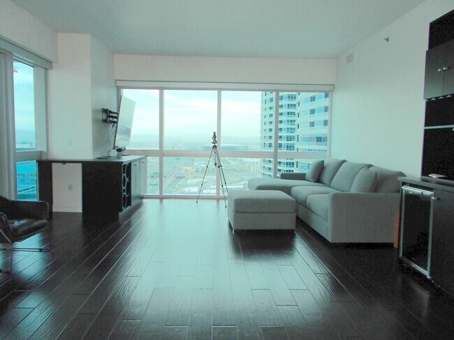 Building Photo - 4471 Dean Martin Dr