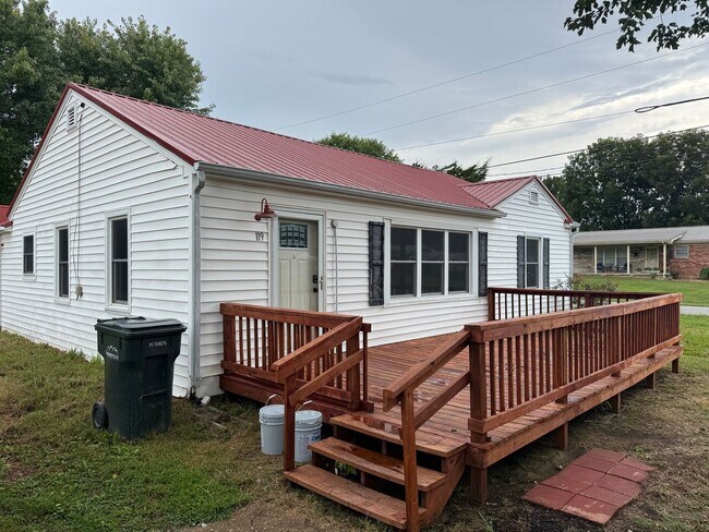 Building Photo - 4 Bedroom 1 Bathroom Home Located in Greeneville, TN