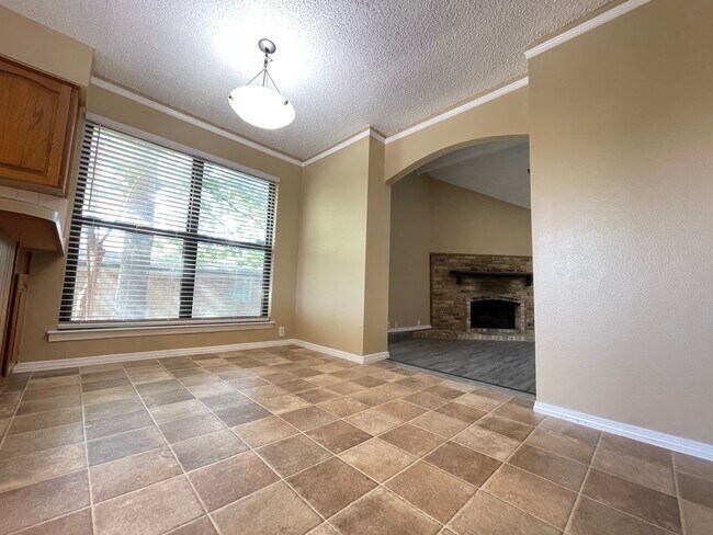 Building Photo - 3 Bedroom 2 Bath and 2 Car Garage