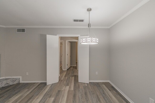 Building Photo - FULLY REMODELED 2 bedroom, 2 Bath in MONTI...