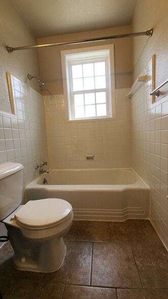 Building Photo - 1042 Sanford Ave