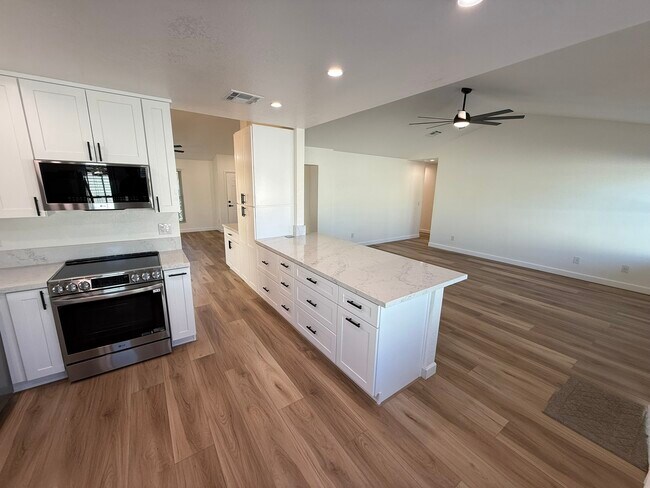 Building Photo - 3624 W Elgin St