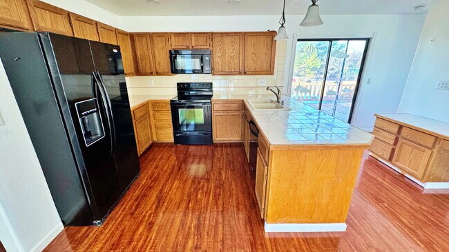 Building Photo - Large Deck & Fenced Backyard in this Lovely 3 Bed 2 Bath 2 Garage Home in Stone Ridge Park!!