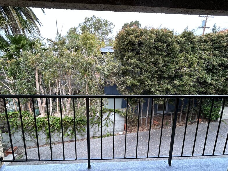 Living Room Balcony - 2450 Beverley Ave