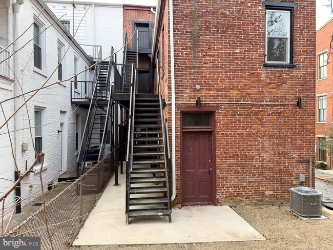 Building Photo - 11 E Walnut St