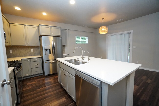 Building Photo - 6113 N Colosseum Ave