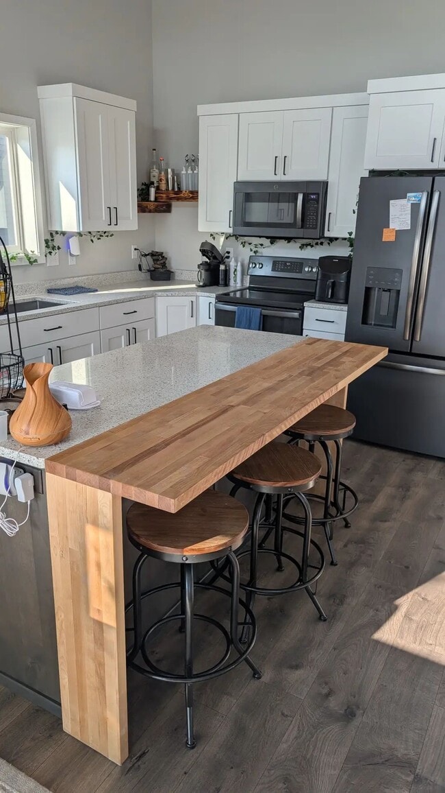 Building Photo - Furnished Queen Room with Closet & Private Bath