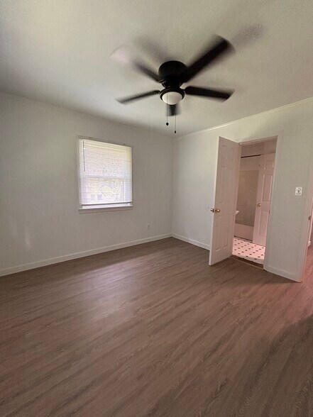 Building Photo - 233 Wood Dale Dr