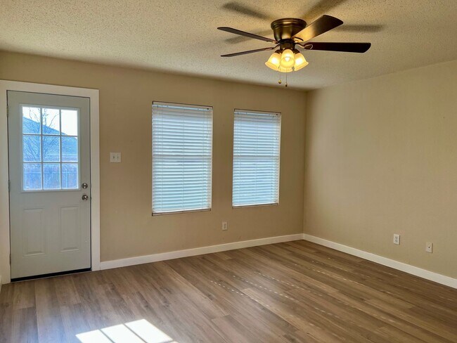 Building Photo - Maned